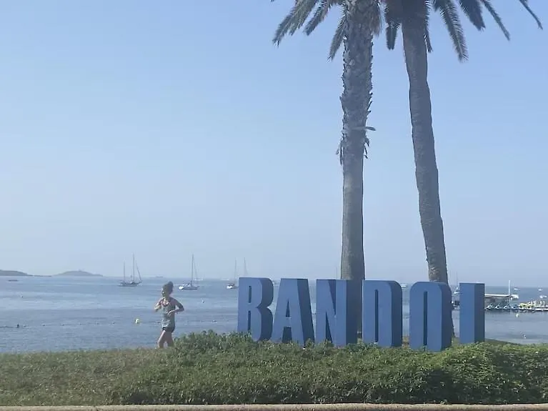Appart 2 Ch Et 1 Traversante Avec Terrasse Et Jardin Proche Plage Bandol 0*,  France